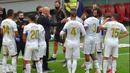 Pelatih Real Madrid, Zinedine Zidane, memberikan arahan kepada anak asuhnya saat melawan Athletic Bilbao pada laga La liga di Stadion San Mames, Minggu (5/7/2020). Real Madrid menang 1-0 atas Athletic Bilbao. (AFP/Ander Gillenea)