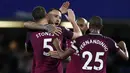 Para pemain Manchester City merayakan kemenangan atas Chelsea pada laga Premier League di Stadion Stamford Bridge, London, Sabtu (30/9/2017). Chelsea kalah 0-1 dari City. (AFP/Adrian Dennis)