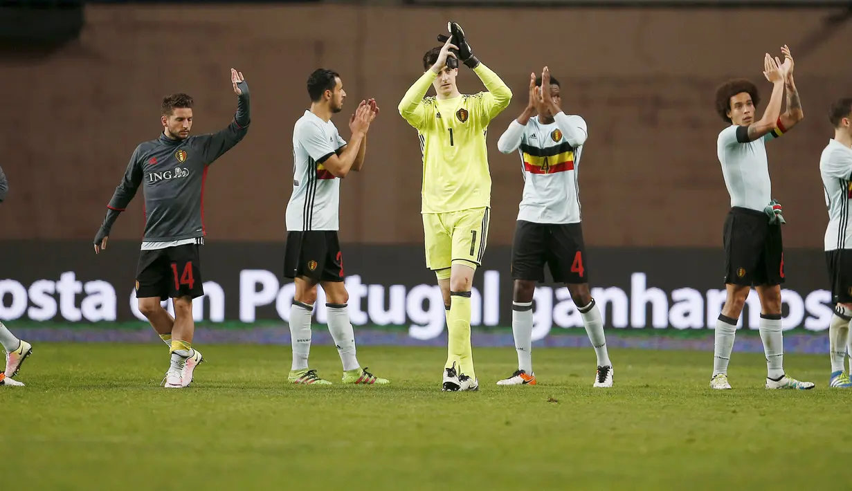 Para pemain Belgiai memberikan salam kepada suporter usai kalah dari Portugal pada laga persahabatan di Stadion Magalhaes Pessoa, Leiria, Portugal, Rabu (30/3/2016) dini hari WIB. (REUTERS/Rafael Marchante)
