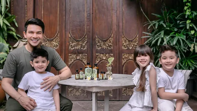 Tak Dapat Hak Asuh, Ini 6 Momen Jonathan Frizzy Asuh Ketiga Anaknya