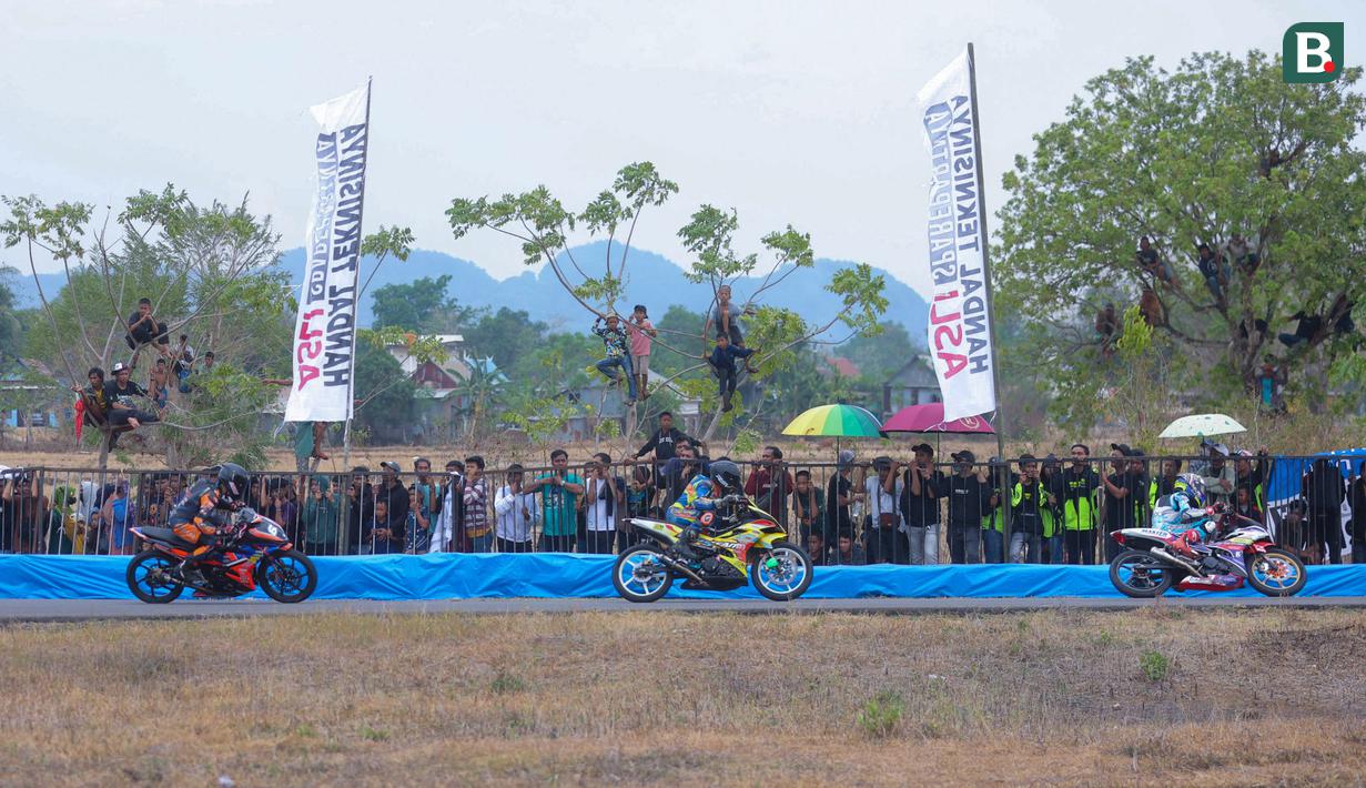 Ribuan pasang mata menyaksikan secara langsung Yamaha Cup Race (YCR) 2024. Antuasiasme warga memang sangat tinggi untuk bisa menonton balapan yang sempat vakum akibat pandemi COVID-19 ini. (Bola.com/M Iqbal Ichsan)