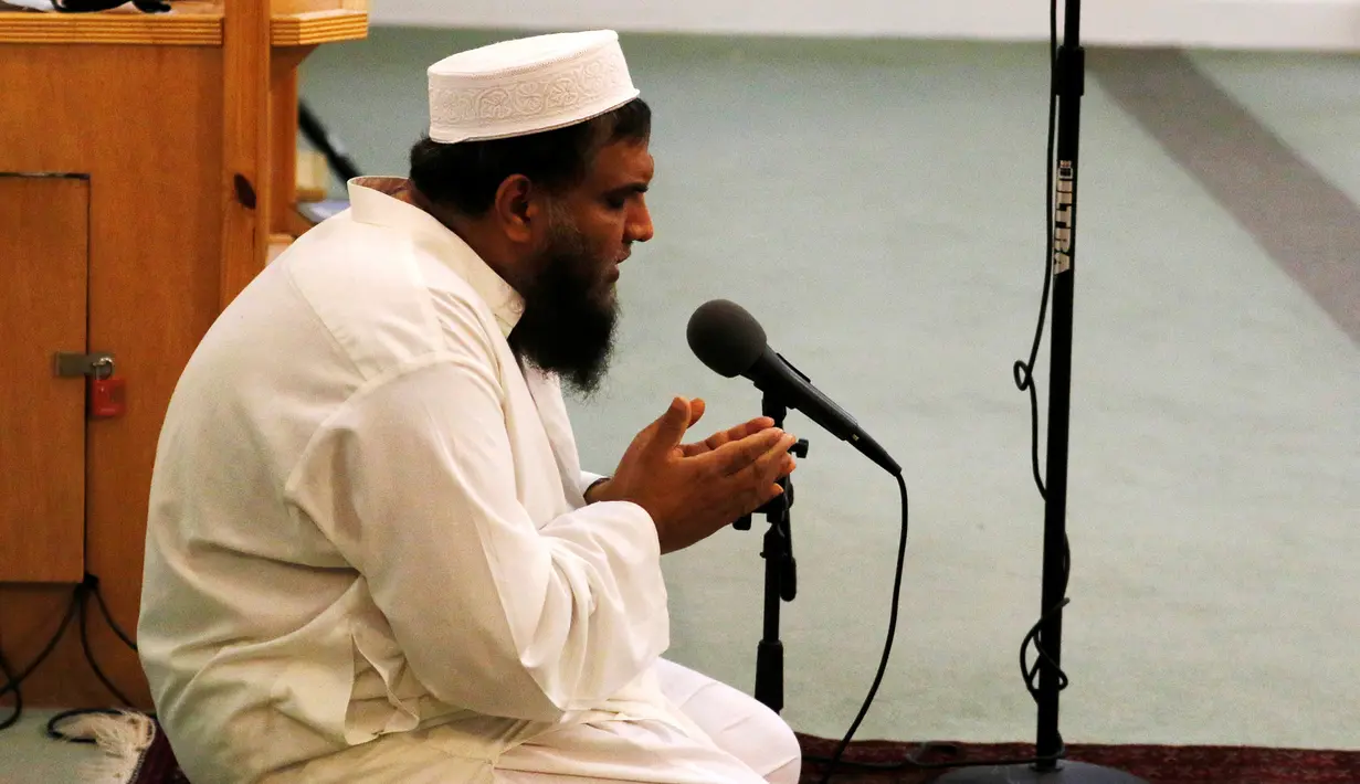 Imam Syed Safik Rahman memimpin doa bersama untuk para korban penembakan massal komunitas gay di Islamic Center of Fort Pierce, Fort Pierce, Florida, Minggu (12/6). (Reuters/Joe Skipper)