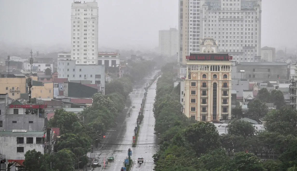 Sejumlah penerbangan dibatalkan, sementara kapal-kapal nelayan maupun wisata dilarang berlayar. (Nhac NGUYEN/AFP)