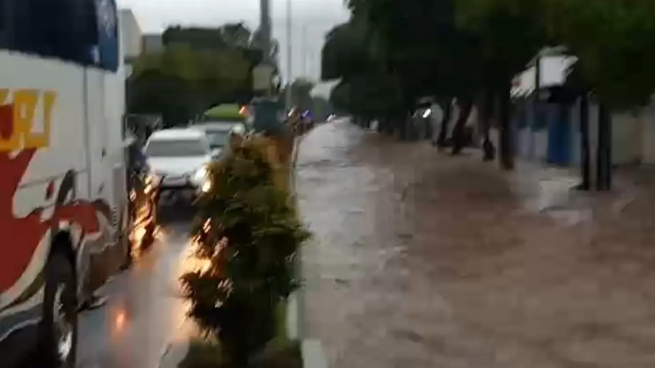 Ruas jalan S Parman Banyuwangi terendam banjir. (Istimewa)