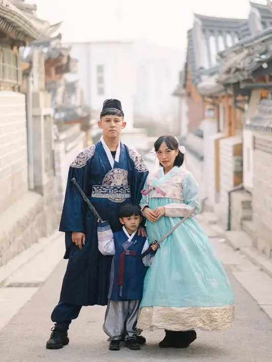 Di tengah momen liburan serunya ke Korea Selatan bersama Jevin dan putranya, Nord, Rinni Wulandari sempat menjalani sesi maternity shoot.