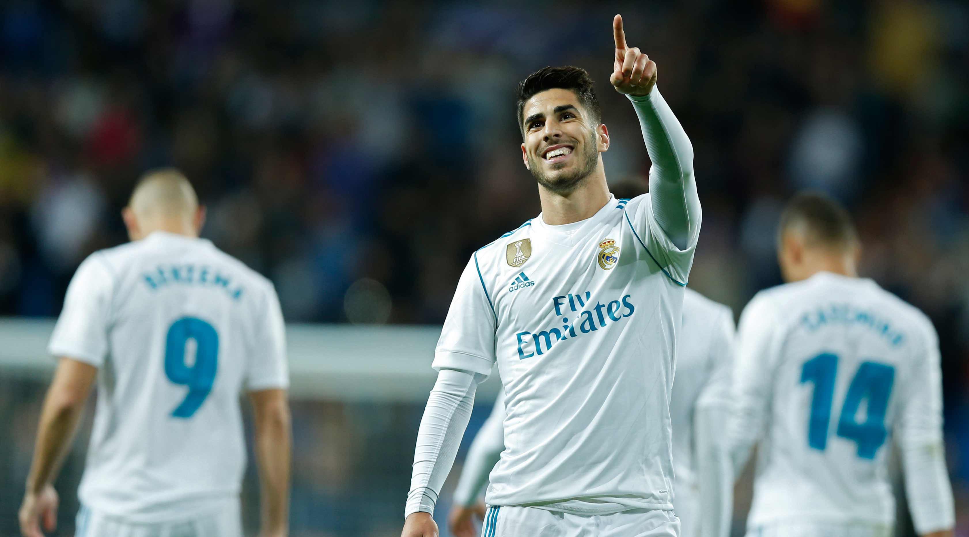 Gelandang Real Madrid, Marco Asensio melakukan selebrasi usai mencetak gol ke gawang Las Palmas pada lanjutan La Liga Spanyol di Stadion Santiago Bernabeu, Madrid (5/11). Madrid menang telak 3-0 atas Las Palmas. (AP Photo/Francisco Seco)