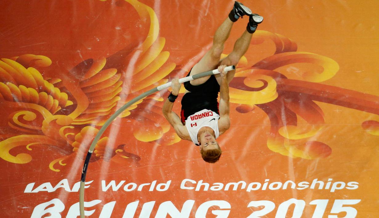 Atlet lompat galah Kanada, Shawnacy Barber beraksi selama IAAF World Championships ke-15 di Stadion Nasional di Beijing, Cina, (24/8/2015). Lompatan terbaik yang pernah Shawnacy lakukan setinggi 5,93 meter. (Reuters/Fabrizio Bensch)