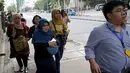 Sejumlah pekerja saat dievakuasi dari kantor mereka di kawasan bisnis Thamrin di Jakarta (14/1/2015). Beberapa ledakan dan suara senjata api terjadi di pusat ibukota Indonesia, Polisi mencurigai seorang melakukan aksi bom bunuh diri. (REUTERS/Beawiharta)