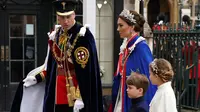 Pangeran William, Pangeran Wales, dan Kate Middleton, Putri Wales, berserta dua anak mereka: Putri Charlotte dan Pangeran Louis tiba di Westminster Abbey di pusat kota London pada 6 Mei 2023, menjelang penobatan Raja Charles III dan Ratu Camilla. (ANDREW MILLIGAN/POOL/AFP)