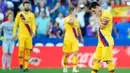Gelandang Barcelona, Lionel Messi, tampak kecewa usai dikalahkan Levante pada laga La Liga Spanyol di Stadion Ciutat de Valencia, Valencia, Sabtu (2/11). Levante menang 3-1 atas Barcelona. (AFP/Jose Jordan)