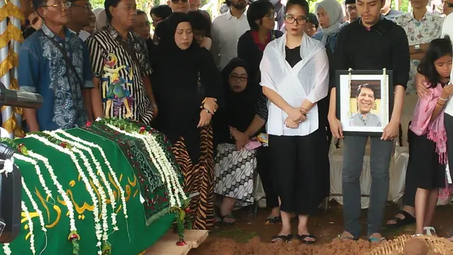 Pemakamn Ayah Novita Angie