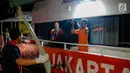 Petugas gabungan mengevakuasi jenazah dan puing pesawat Lion Air JT 610 menuju Posko Evakuasi, Tanjung Priok, Jakarta, Senin (29/10). Sebanyak 1 jenazah dan 3 kantong berisi serpihan pesawat Lion Air JT 610 kembali ditemukan. (Liputan6.com/Faizal Fanani)
