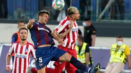 Pemain Atletico Madrid, Hector Herrera, duel udara dengan pemain Levante, Nemanja Radoja, pada laga La Liga di Stadion Camilo Cano, Selasa (23/6/2020). Atletico Madrid menang 1-0 atas Levante. (AFP/Jose Jordan)