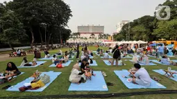 Salah satunya dengan duduk santai sambil menikmati keteduhan Taman Lapangan Banteng, Jakarta, Jumat (27/6/2025). (Liputan6.com/Angga Yuniar)