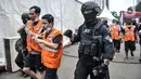 Polisi menggiring tersangka saat rilis kasus narkoba jaringan Timur Tengah di Mapolda Metro Jaya, Jakarta, Senin (14/6/2021). Satgas Narkoba Polda Metro Jaya bersama Polres Jakarta Pusat mengamankan tujuh tersangka dalam kasus ini. (merdeka.com/Iqbal S. Nugroho)