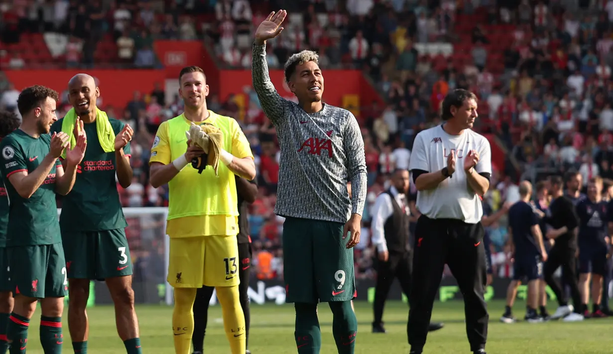 Striker Liverpool, Roberto Firmino memberi hormat kepada para fans usai laga pekan terakhir Liga Inggris 2022/2023 menghadapi Southampton di St Mary's Stadium, Southampton, Minggu (28/5/2023) malam WIB. (AFP/Adrian Dennis)