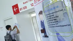 Salah satu pencari kerja mengisi form lamaran saat gelaran Job for Career Festival 2018 di area Stadion Gelora Bung Karno, Jakarta, Selasa (27/11). Gelaran ini diikuti puluhan perusahan baik BUMN maupun swasta. (Liputan6.com/Helmi Fithriansyah)