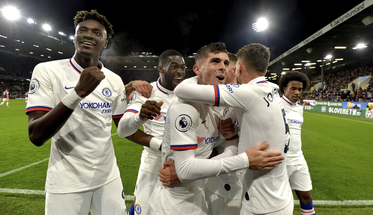 Gelandang Chelsea, Christian Pulisic, merayakan gol yang dicetaknya ke gawang Burnley pada laga Premier League di Stadion Turf Moor, Burnley, Sabtu (26/10). Burnley kalah 2-4 dari Chelsea. (AP/Anthony Devlin)