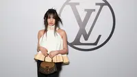 Hyein NewJeans hadir pertama kali di Paris Fashion Week sebagai BA Louis Vuitton. Mengenakan halter ruffle top dan celana panjang, penampilannya terlihat playful dengan clutch dan boots LV [Louis Vuitton]