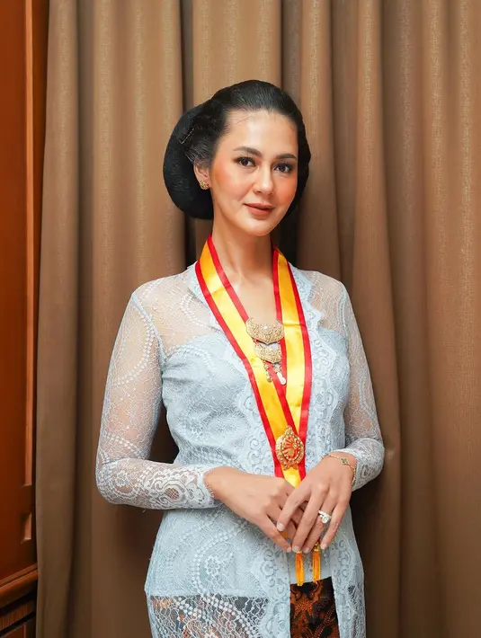 Penampilan Paula kemudian disempurnakan dengan polesan makeup bold nuansa coral, sementara rambutnya ditata model sanggul Jawa klasik.