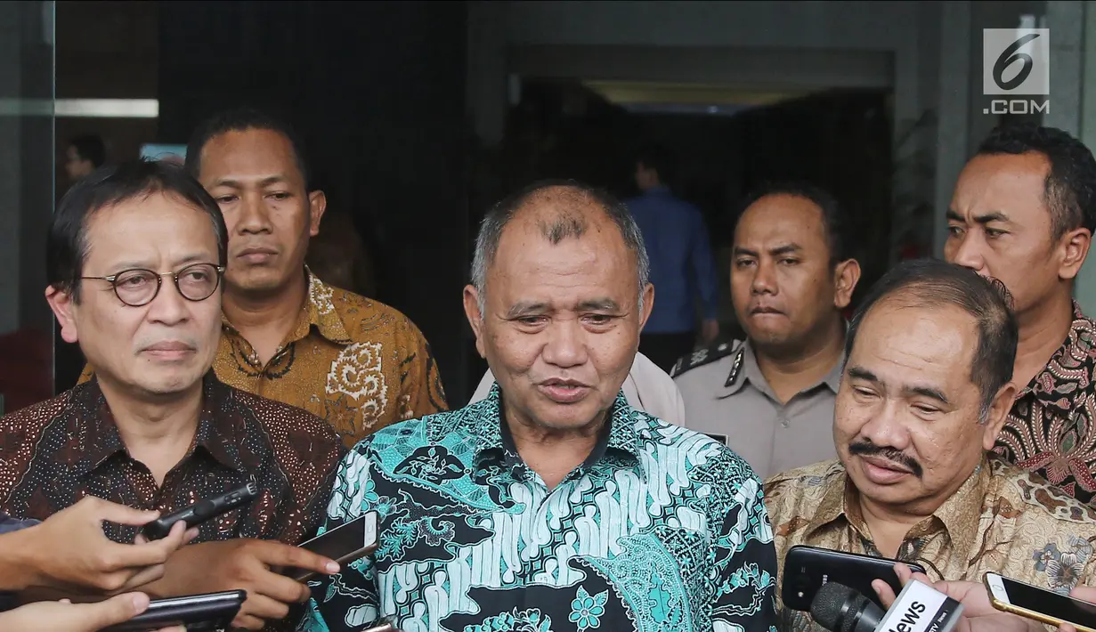 Ketua KPK Agus Rahardjo (tengah) bersama Kepala PPATK Kiagus Ahmad Badaruddin (kanan) dan Wakil Kepala PPATK Dian Ediana Rae (kiri) menjawab pertanyaan wartawan usai melakukan pertemuan di Gedung KPK, Jakarta, Selasa (6/3). (Liputan6.com/Herman Zakharia)
