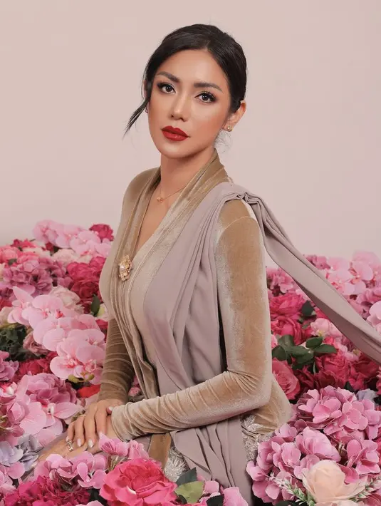 Jessica Iskandar tampil elegan dengan kebaya velvet warna greynya, dipadukan selendang dan bros keemasannya. [@inijedar]