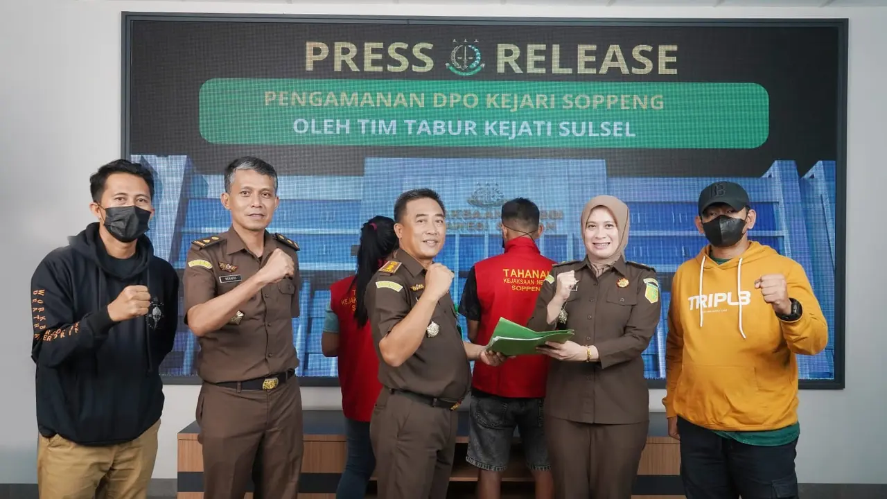 Tim Tangkap Buronan Kejaksaan Tinggi Sulawesi Selatan mengamankan sepasang kekasih yang terjerat kasus tindak pidana zina. (Liputan6.com/Eka Hakim)