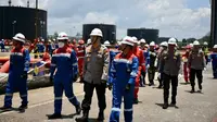 Kapolda Riau Irjen Mohammad Iqbal bersama petinggi Pertamina Dumai mengecek lokasi ledakan kilang minyak. (Liputan6.com/M Syukur)