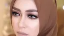Wanita 31 tahun ini dulu dikenal sebagai sosok yang tomboi dan ceria. Namun kini ia telah tumbuh menjadi wanita dewasa yang anggun. Maka tak heran, kalau Aryani Fitriana berdandan dengan makeup tebal. Kali ini ia memilih makeup nude yang memukau. (Liputan6.com/IG/@aryanifitriana24)