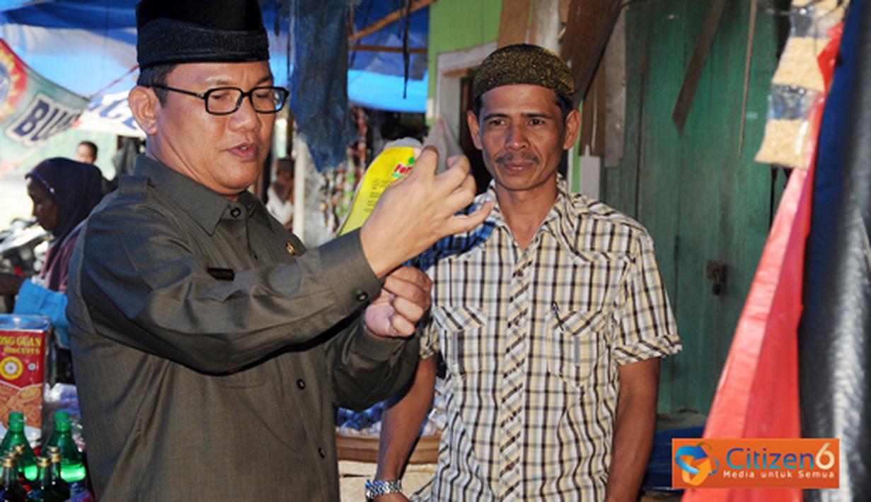 Penjabat Bupati Tulang Bawang Barat Hanan A Rozak meninjau harga dan ketersedian bahan sembako menjelang Hari Raya Idul Fitri, di Pasar Mulya Asri, Kecamatan Tulang Bawang Tengah, Rabu (24/08).