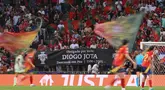 Penggemar Portugal memberikan penghormatan kepada penyerang Liverpool asal Portugal, Diogo Jota yang meninggal dunia akibat kecelakaan mobil di Spanyol, selama pertandingan sepak bola Women's Euro 2025 Grup B di stadion Wankdorf, Bern, Jerman pada 3 Juli 2025. (SEBASTIEN BOZON/AFP)