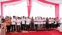 Presiden Joko Widodo (Jokowi) ikut salat Jumat berjamaan dengan peserta aksi super damai 212 di Monumen Nasional (Monas), 2 Desember 2016. (via: Adrian Putra/Bintang.com)
