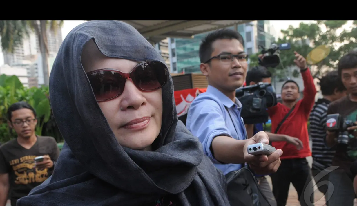 Penyidik KPK kembali melakukan pemeriksaan terhadap istri Akil Mochtar, Ratu Rita (Liputan6.com/Herman Zakharia)
