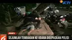 Tembakan peringatan ke udara beberapa kali dilepaskan polisi. Lima dari puluhan pemuda yang kocar kacir melarikan diri akhirnya ditangkap.