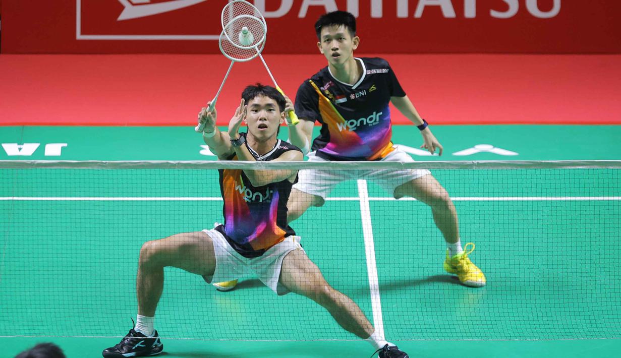 Meski sempat memberikan tekanan pada set pertama dan beberapa kali unggul, namun Raymond Indra/Nikolaus Joaquin sering kali terjebak kesalahan sendiri. Tampak dalam foto, pebulu tangkis ganda putra Indonesia, Raymond Indra/Nikolaus Joaquin saat bertanding melawan wakil Malaysia, Goh Sze Fei/Nur Izzuddin Rumsani pada final Indonesia Masters 2026 di Istora Gelora Bung Karno, Senayan, Jakarta, Minggu (25/1/2026). (Bola.com/Bagaskara Lazuardi)