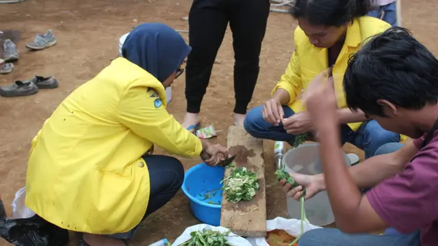 Beberapa anggota Tim Pengmas UI tengah mempraktekan pengolahan sampah organik menjadi pupuk organik di Pasirwangi, Garut, Jawa Barat
