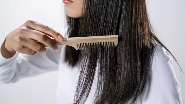 Rawat Rambut dengan Teknik Menyisir yang Benar
