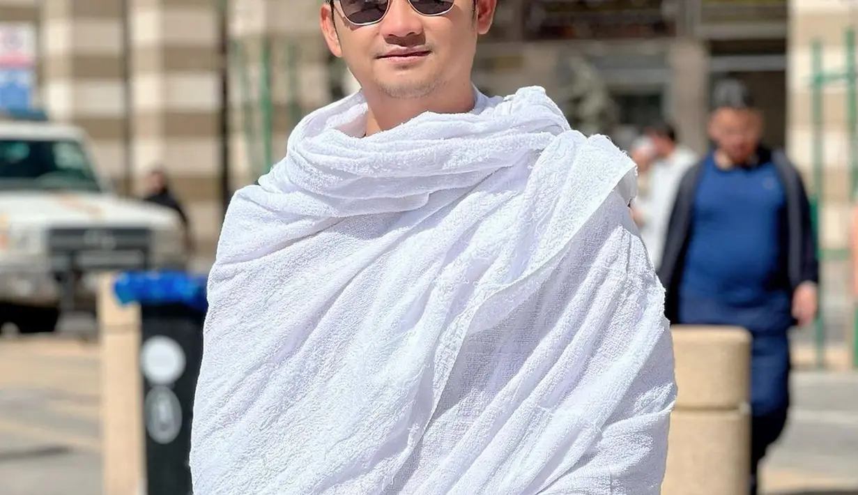 6 Potret Angga Wijaya Umrah Usai Cerai Dari Dewi Perssik, Unggah Foto Bareng Kekasih (Sumber: Instagram/anggawijaya88)