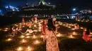 Orang-orang mengambil bagian dalam Festival Tazaungdaing di pagoda di Mrauk U, Rakhine, Myanmar, 18 November 2021. Tazaungdaing adalah Festival Bulan Purnama yang diadakan setiap tahun pada bulan purnama, bulan kedelapan dalam kalender Burma. (STR/AFP)