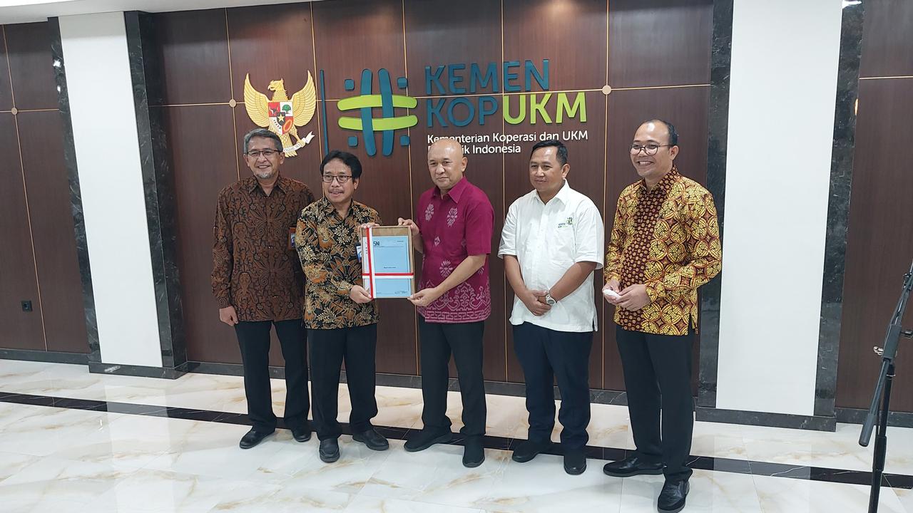 Menteri Koperasi dan UKM Teten Masduki telah menerima Standar Nasional Indonesia (SNI) untuk minyak makan merah.