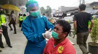 Satgas Penanganan Covid-19 Kota Bogor menggelar rapid test antigen secara acak kepada para juru parkir dan pedagang Pasar Kebon Kembang.