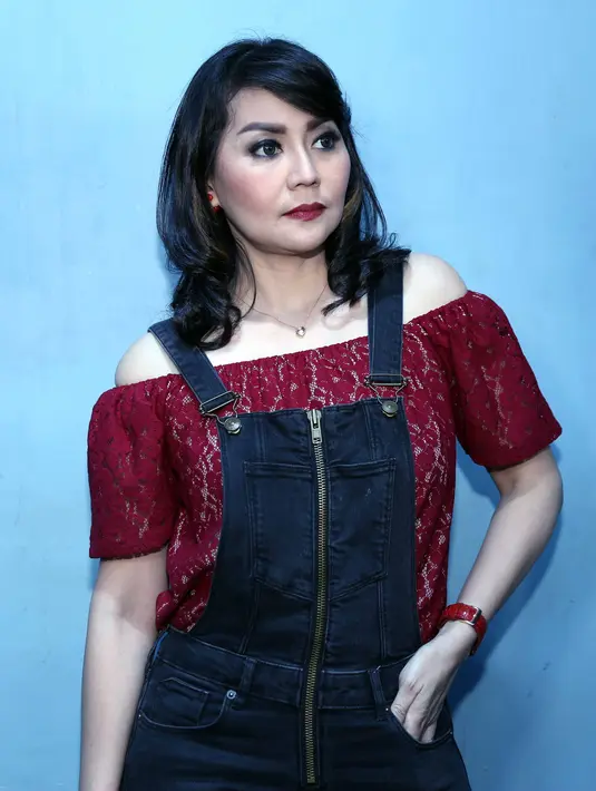 "Gw dituduh 'kumpul kebo' terus digrebek tapi tidak terbukti. Apa-apaan tuh orang?? Mau cari sensasi lagi?? Cuma bikin damai sejahtera gw ilang ajah," keluh Tessa Kaunang. (Nurwahyunan/Bintang.com)