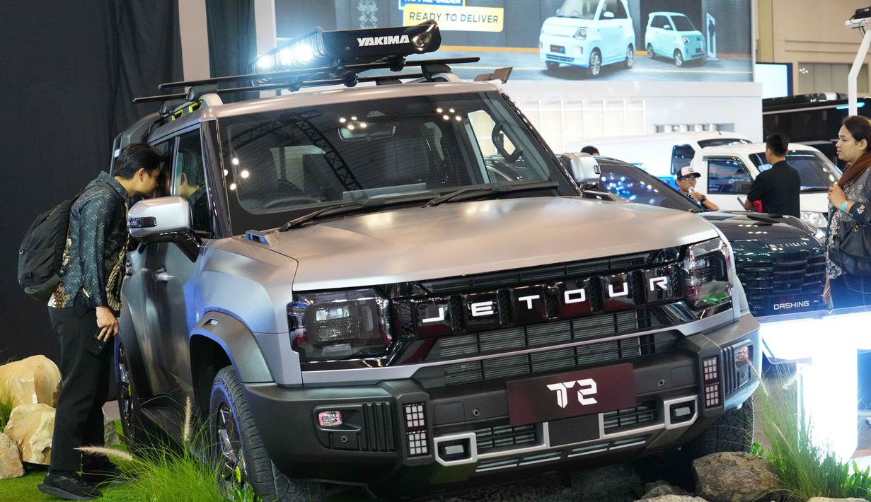 Seorang pengunjung mengamati Jetour T2 buatan pabrikan mobil China Chery saat Gaikindo Jakarta Auto Week (GJAW) 2025 di Tangerang, Banten, Jumat 21 November 2025. Pameran otomotif Gaikindo Jakarta Auto Week (GJAW) 2025 resmi dimulai pada hari ini, Jumat (21/11/2025). (AP Photo/Tatan Syuflana)