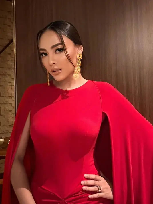 Untuk terlihat modern, kamu bisa tiru gaya sanggul Whulandary Herman. Ia memilih gaya low bun dengan menyisakan poni panjang di bagian depan [@whulandary]