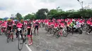Sejumlah peserta saat mengikuti BTN Tour de Borobudur XVII di Jawa Tengah (12/11). Ajang tahunan yang digelar 11-12 November 2017 ini diikuti enam ribu peserta termasuk Gubernur Jawa Tengah, Ganjar Pranowo. (Liputan6.com/Gholib)