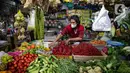 Pedagang menata cabai saat menunggu pembeli di kiosnya di Pasar Mede, Jakarta, Rabu (15/12/2021). Harga pangan menjelang Natal 2021 dan Tahun Baru 2022 (Nataru) mengalami kenaikan. (Liputan6.com/Faizal Fanani)