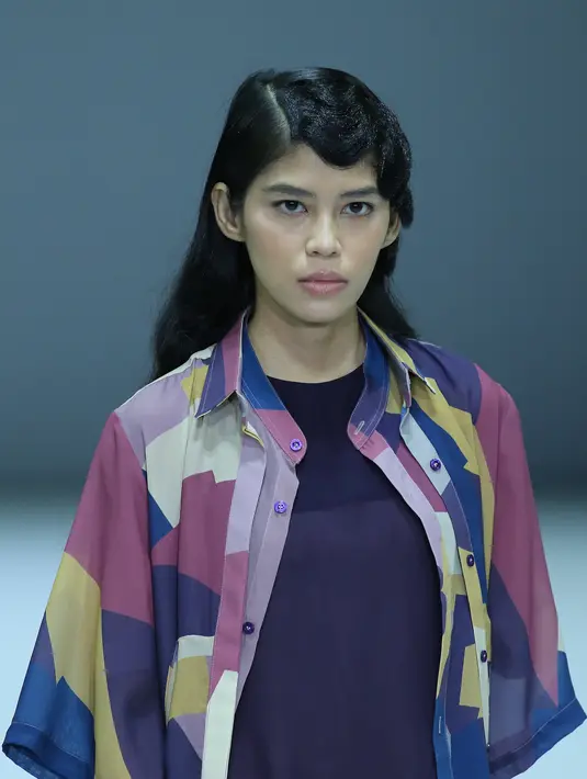 Menampilkan 17 look, terdiri dari pakaian untuk pria dan perempuan yang memiliki campuran sporty dan structured look. (Foto: JFW)