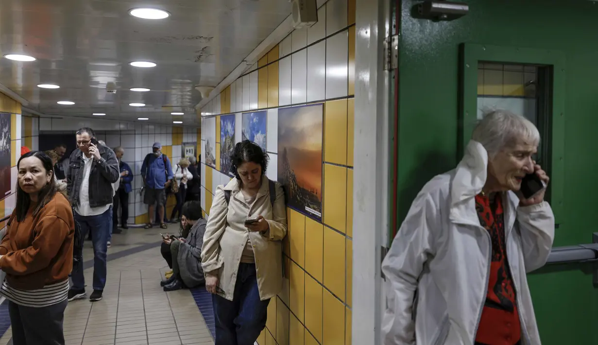 Warga sipil berlindung di stasiun bawah tanah di Haifa pada Minggu 1 Maret 2026, di tengah kekhawatiran akan serangan Iran. Sirene serangan udara bergema di seluruh penjuru negeri Israel, termasuk di kota-kota besar seperti Tel Aviv, Yerusalem, Haifa, dan Beer Sheva. (Jalaa MAREY/AFP)