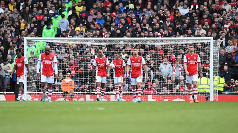 Pemain Arsenal tertunduk lesu usai dikalahkan Brighton di Liga Inggris