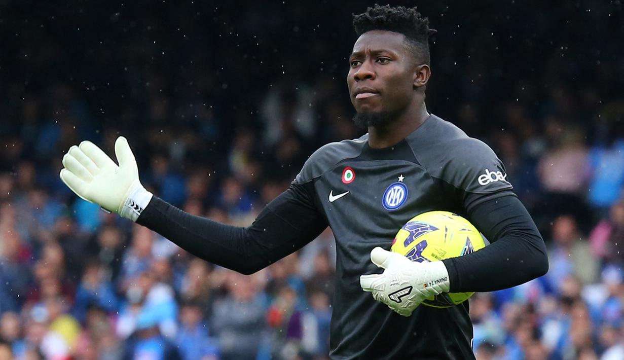 Kiper Inter Milan, Andre Onana saat menghadapi Napoli pada laga Liga Italia 2022/2023 di Diego-Maradona Stadium, Naples (21/5/2023). Andre Onana yang berkebangsaan Kamerun menjadi pemain terbaru asal Benua Afrika yang didatangkan Manchester United pada bursa transfer pemain musim 2023/2024. Ia direkrut dari Inter Milan sebagai pengganti David De Gea dengan nilai transfer 52,5 juta euro dengan durasi kontrak 5 tahun hingga 30 Juni 2028. (AFP/Carlo Hermann)